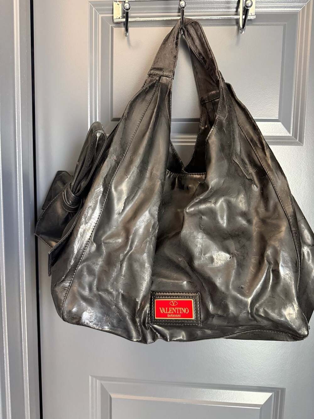 Valentino Garavani Nuage Lacca Bow Black Patent Leather Hobo Bag project bag. Pl